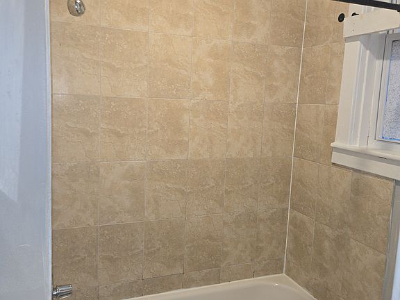 4th image of 728 W Maple Ave #728