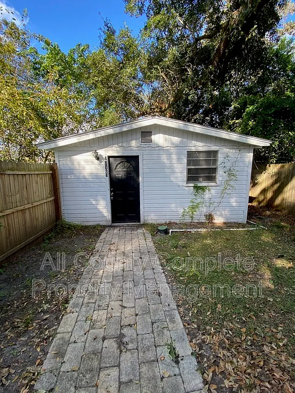 1 bed, 1.0 bath, 300 sqft, $600 — Photo 1