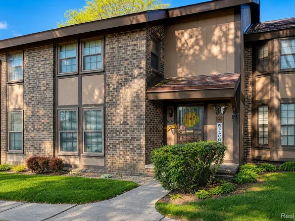 25215 Greenbrooke Dr, Southfield, MI 48033