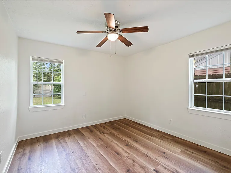 504 Burke Rd — Photo 11