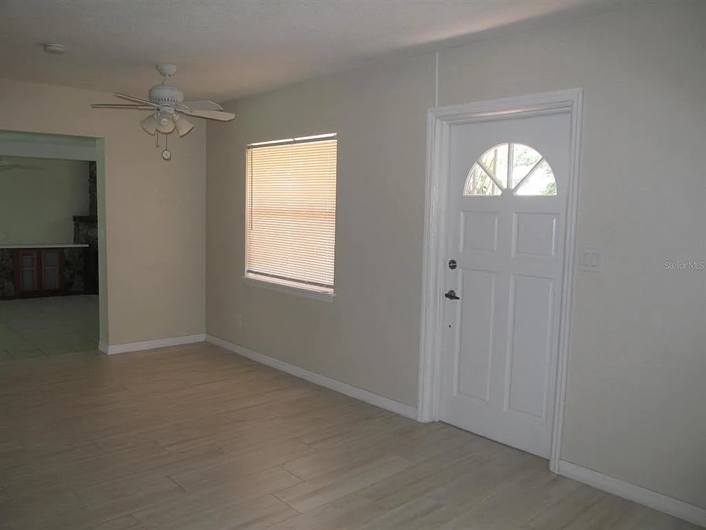 3 bed, 2.0 bath, 1563 sqft, $3,200 — Photo 4