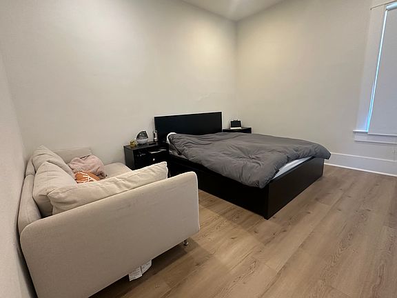 2nd image of 901 W 6th St #1