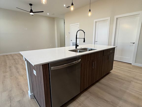 4th image of 900 N Buxton Ave