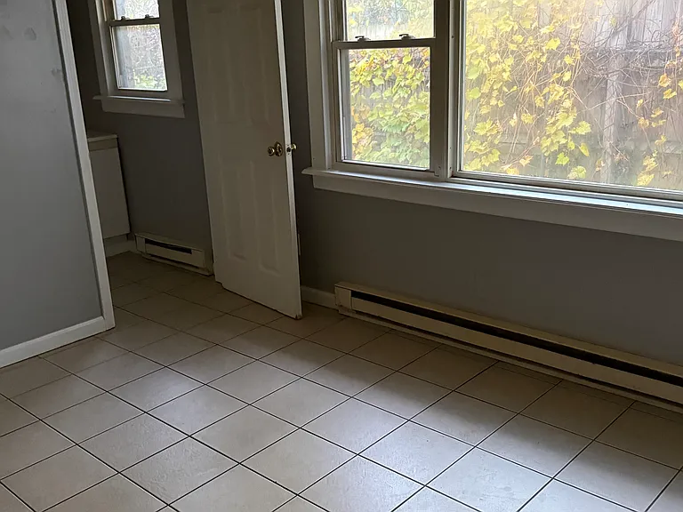 1264 E Main St #5 — Photo 3