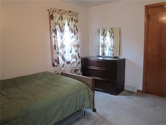 5th image of 215 Bartley Ave