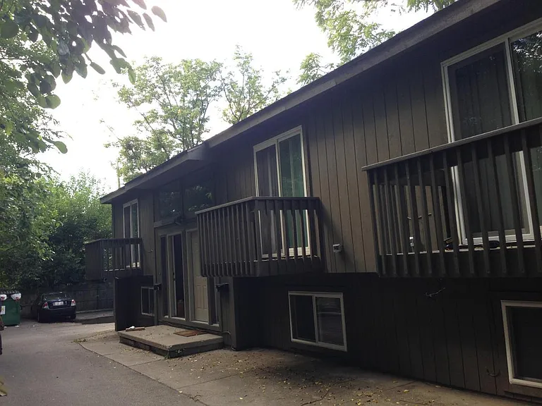 207 N Summit St #4 — Photo 3