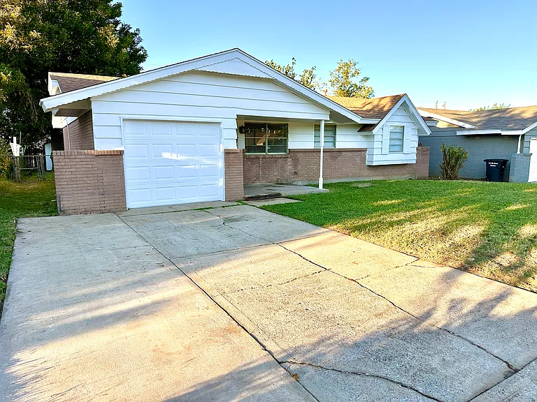 817 NW 9th St — Photo 2