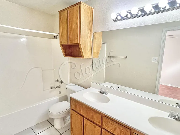 1004 W Avenue B — Photo 9