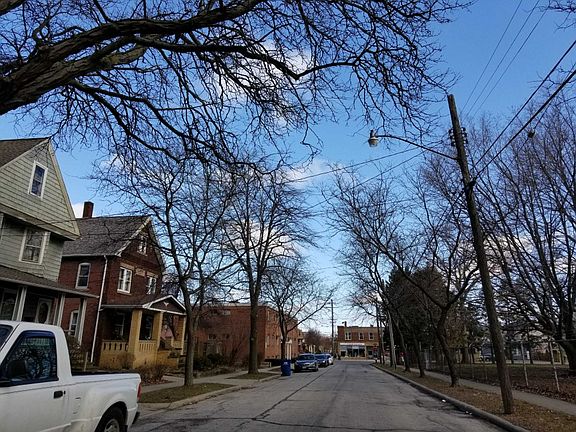 5th image of 2043 Lark St