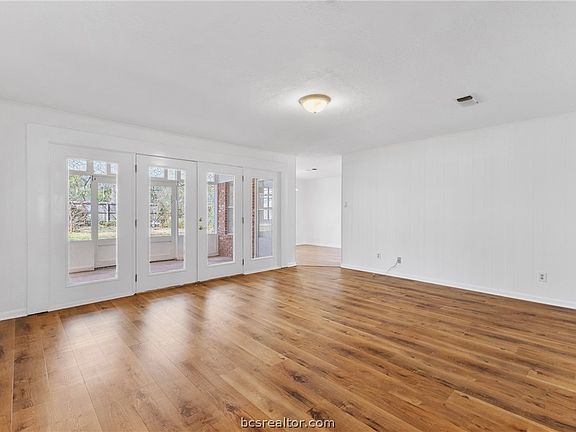 4th image of 1211 King Arthur Cir