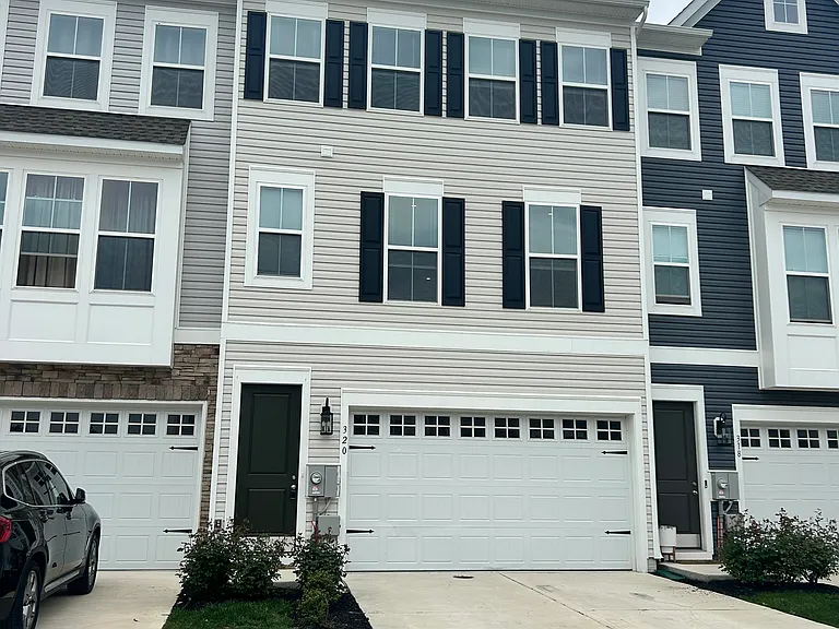 320 Andrew Ct — Photo 2