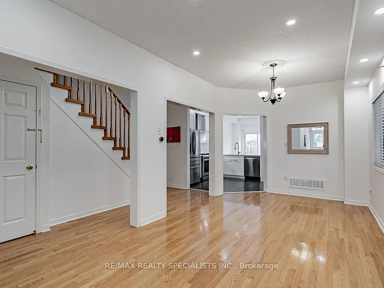 16 Evanwood Cres — Photo 3