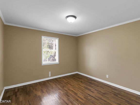 4th image of 927 E College St