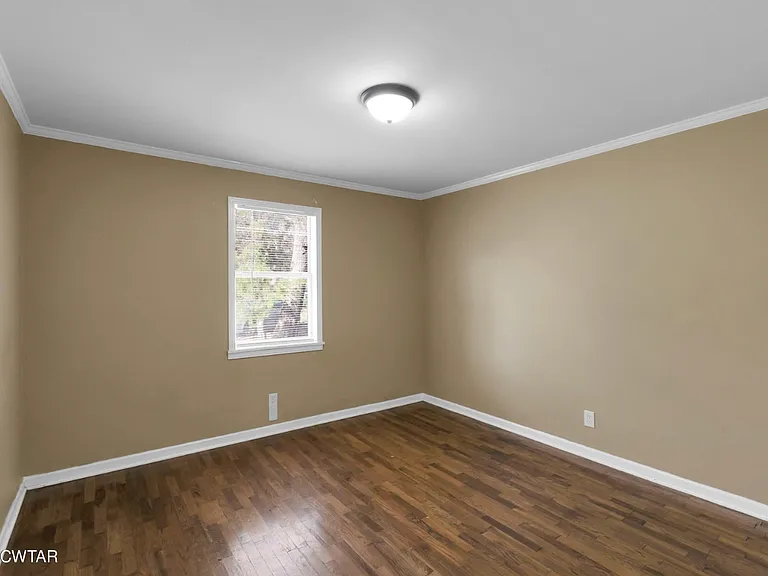 927 E College St — Photo 4