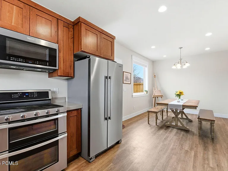 415 E Earl St — Photo 29