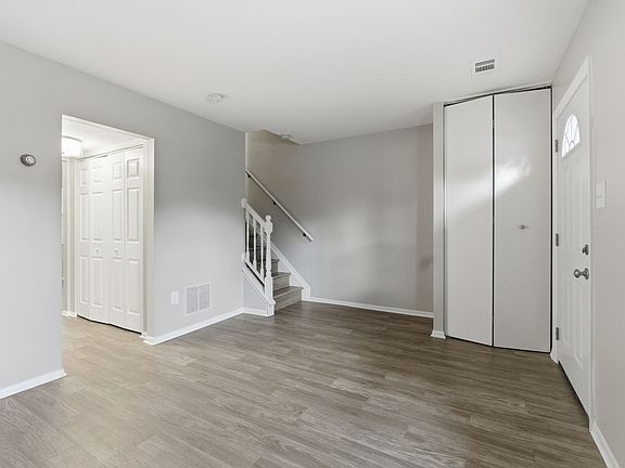 2nd image of 19 Heritage Ct APT B
