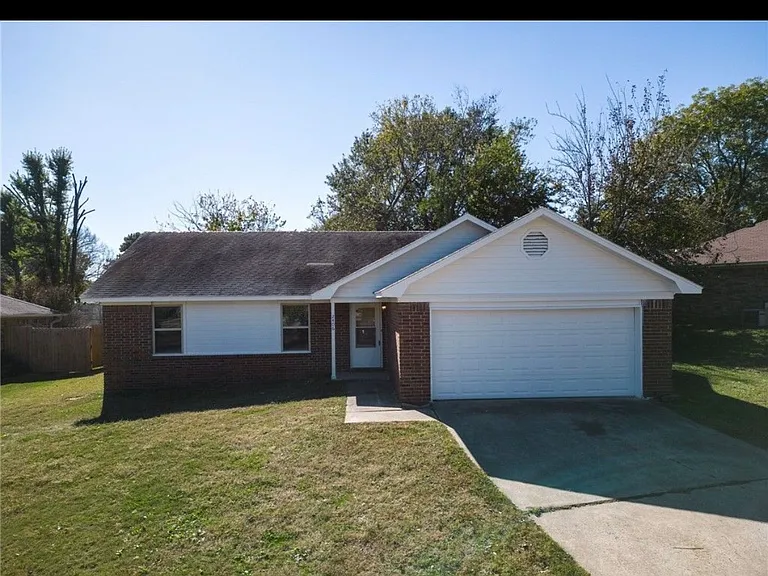 2406 Linda Ct — Photo 1