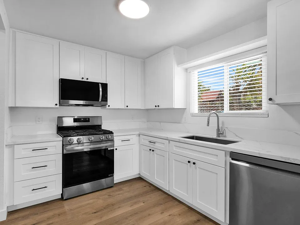 428-72 W Los Angeles Dr