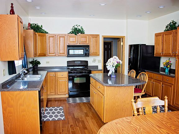 3rd image of 893 Waterford Ct