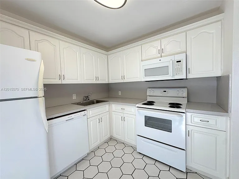 20400 W Country Club Dr #209 — Photo 9