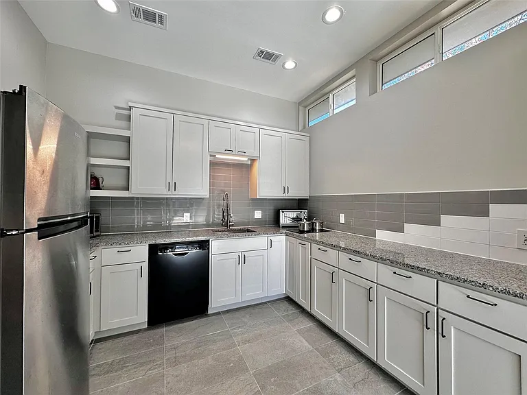 914 E 39th St #2 — Photo 9
