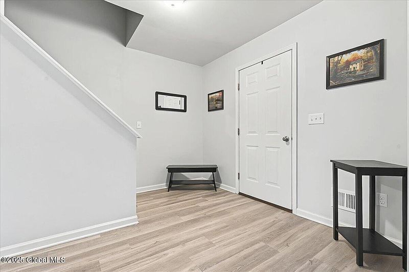 4th image of 908 MacArthur Drive