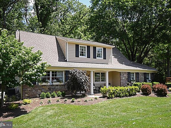 3rd image of 1138 University Dr