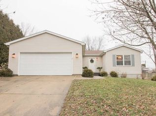 105 Karadan Dr, Mahomet, IL 61853