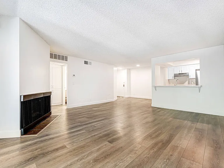 8300 De Longpre — Photo 16