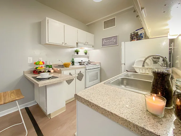 Park East - Park Knowles Apartments — Photo 6