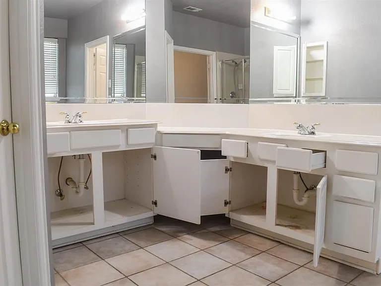 409 Royal Crest Dr — Photo 17