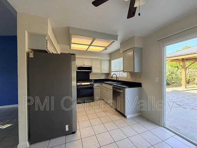 464 Lucas Ct — Photo 8