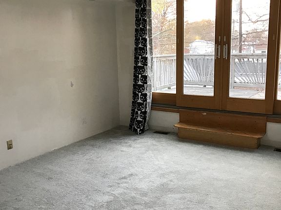 Upper Master BR w/deck