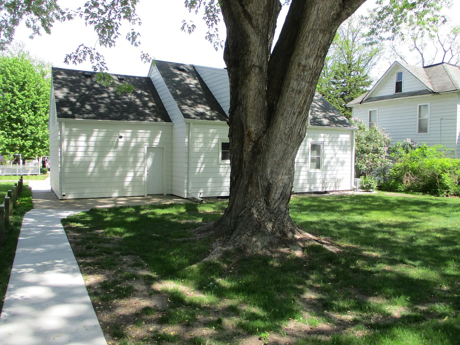 1209 Clark Ave — Photo 2