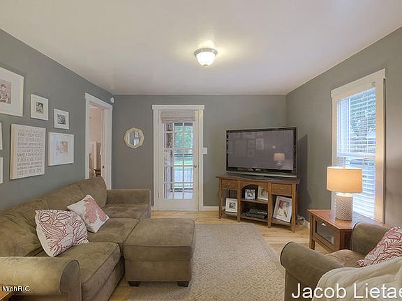 4th image of 240 Travis St NE