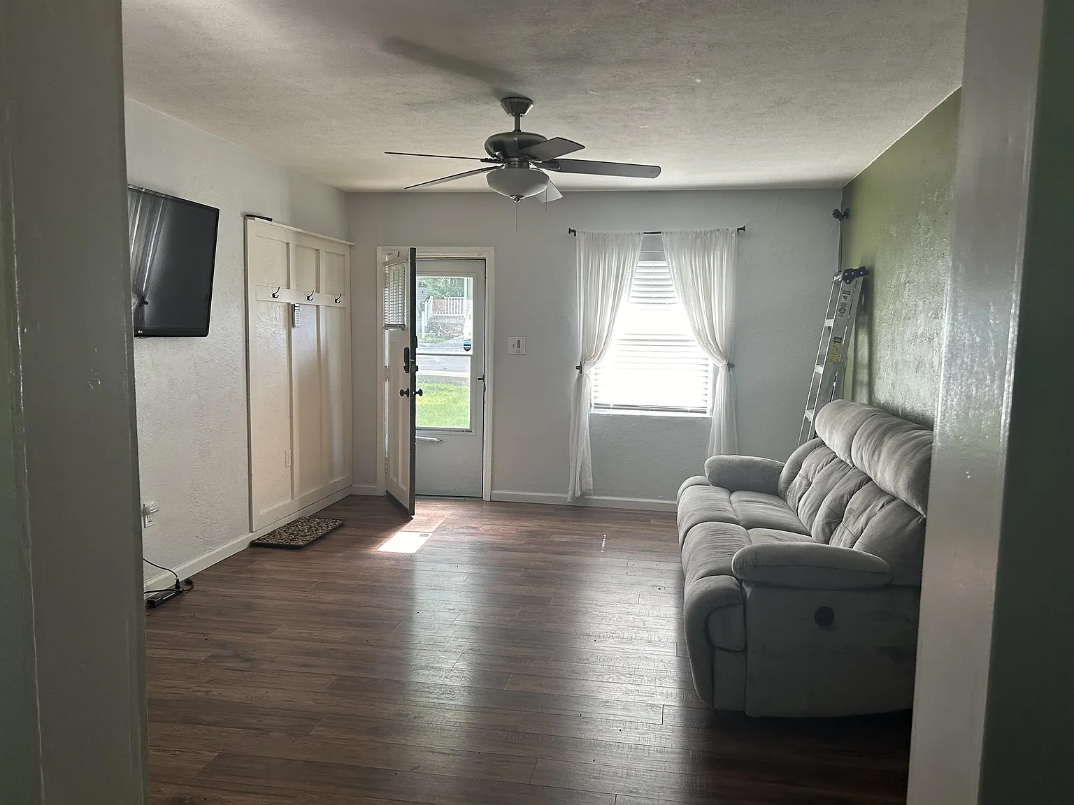 905 Valentine Street - 1 — Photo 2