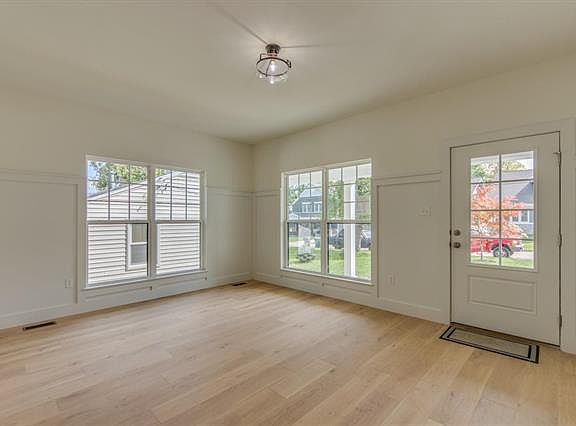5th image of 563 Andrews Ave