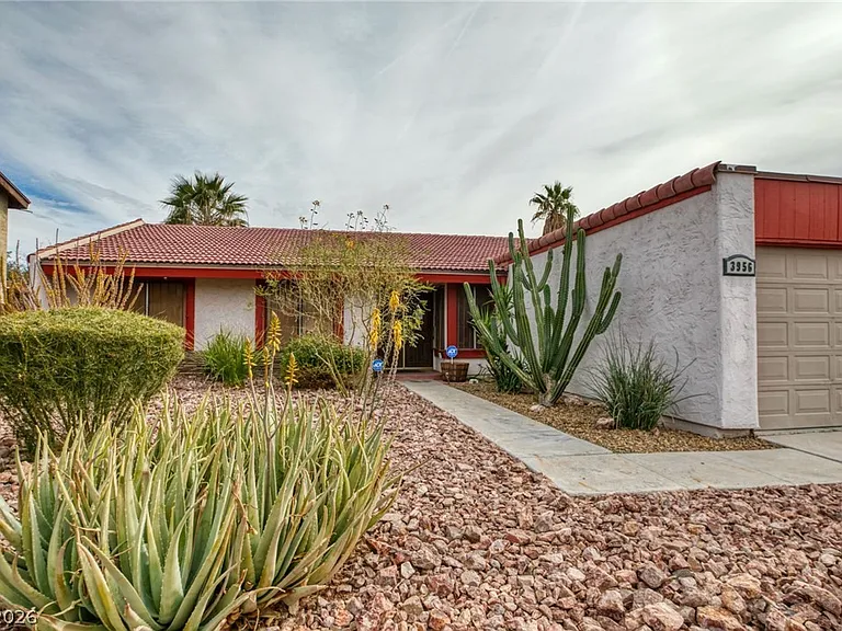 3956 Clear View Dr — Photo 3