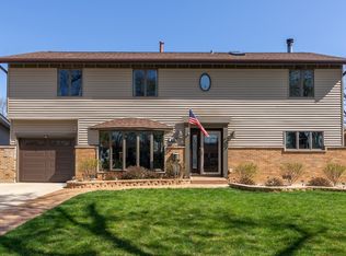 536 Shadywood Ln, Elk Grove Village, IL 60007