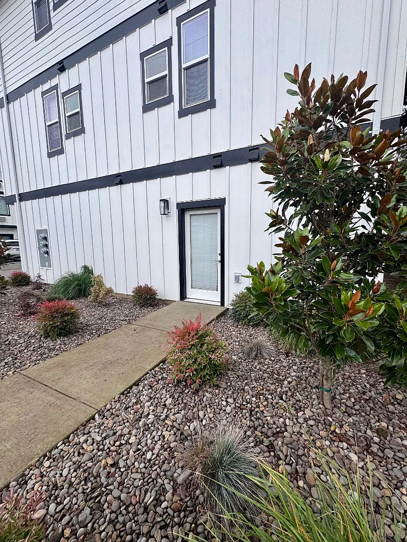 3310 Crawford St SE - 3326 #100 Crawford St SE — Photo 2