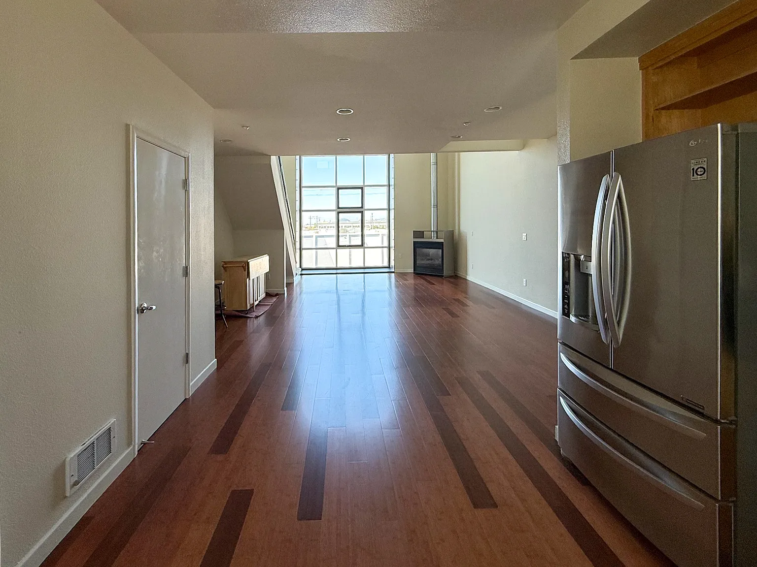 1 bed, 1.5 bath, 901 sqft, $3,595 — Photo 2