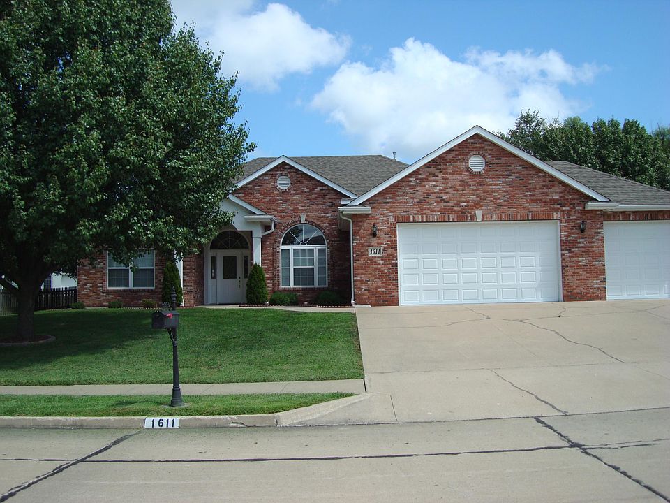 Front view with 3 car garage.
