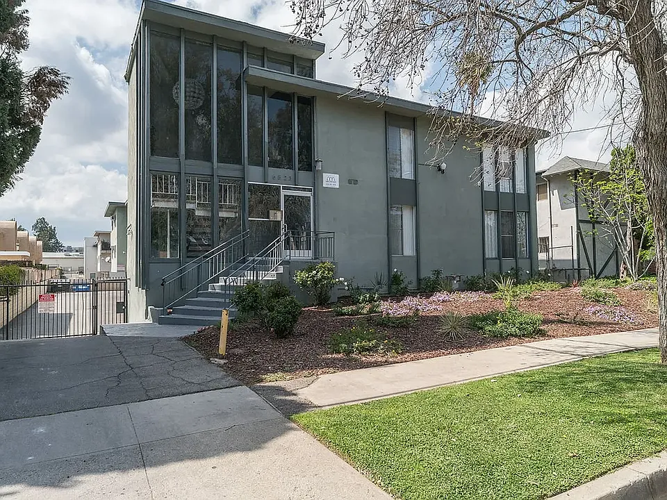 6823 Variel Ave #15