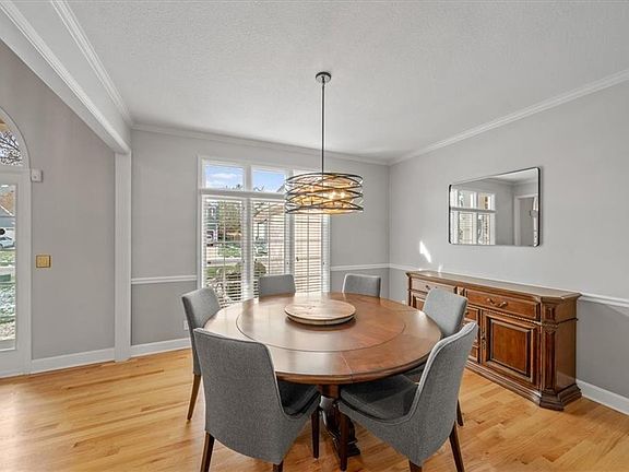 4th image of 704 NE Ashmont Pl
