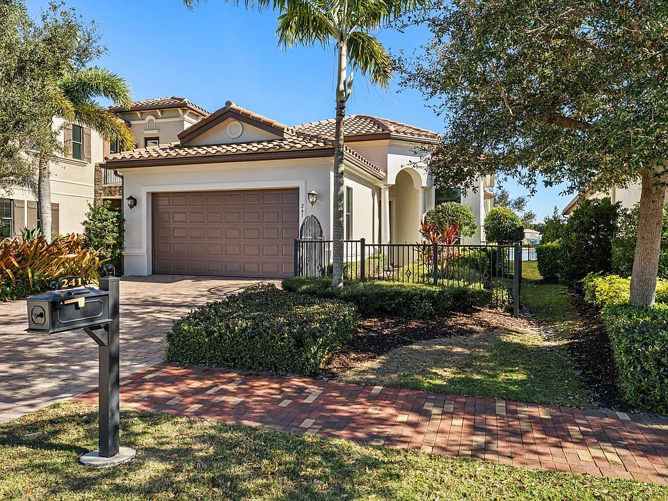 241 SE Fascino Cir