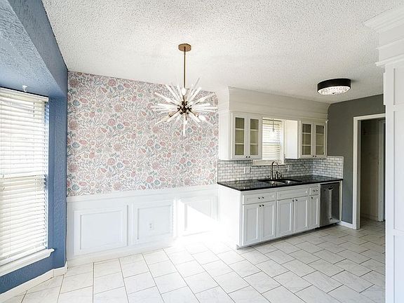 4th image of 1026 Arlington Dr