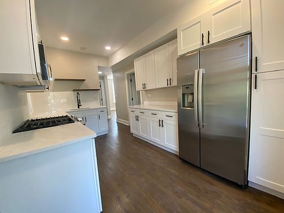 2nd image of 2048 N California Ave APT 3R