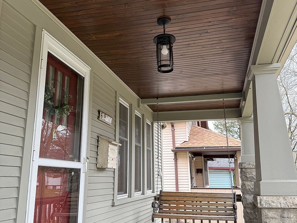 Front porch dedicated to lower unit