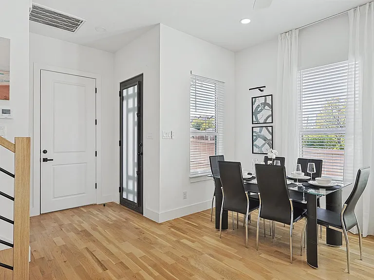 2347 Kings Rd — Photo 10