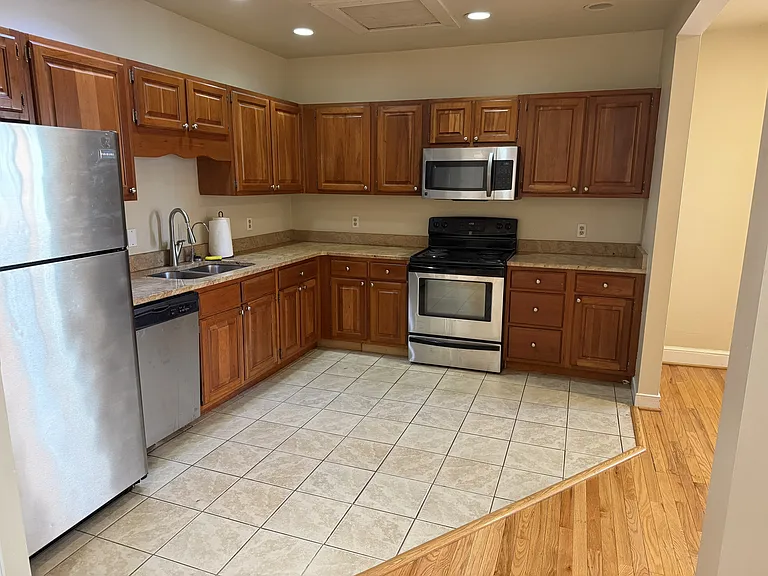 209 Hanover St #4 — Photo 8